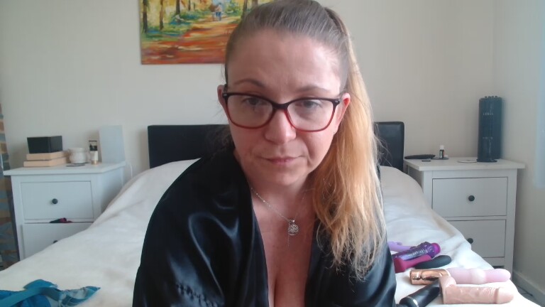 32hbusty's Streamate show and profile