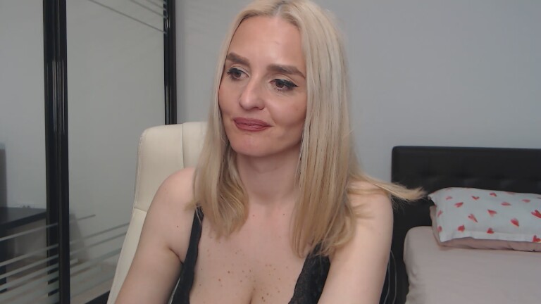 xMEDEEA's Streamate show and profile
